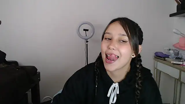 Snapshot of Skarlet_Adams28 chatting on March 21, 2025, 9:01 pm Skarlet Adams28 online show from March 21, 2025, 9:01 pm