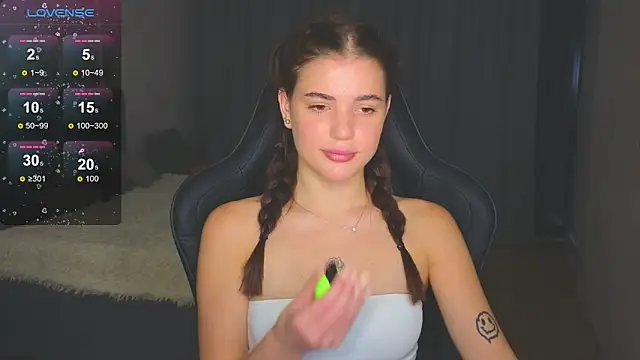 Snapshot of adrianawow1 chatting on October 28, 2025, 7:35 pm adrianawow1 online show from October 28, 2025, 7:35 pm