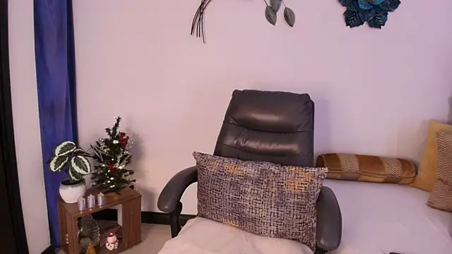 Saray M  online show from December 15, 2025, 5:19 pm