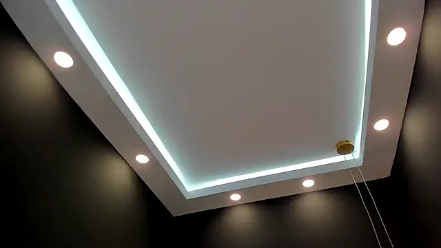 chloe zulay online show from February 15, 2025, 2:47 am