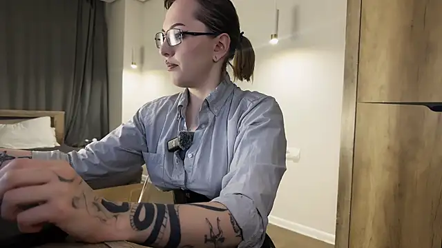 vinylstore online show from April 17, 2026, 4:21 pm