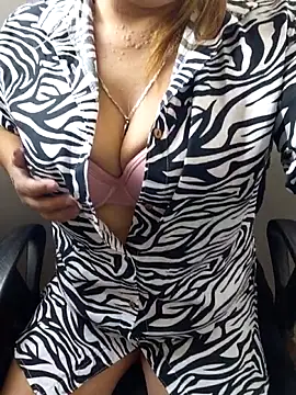 Laura-Hernandez online show from February 9, 2026, 3:21 pm