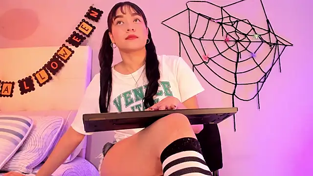 Snapshot of Maia_W10 chatting on October 30, 2025, 12:36 pm Maia W10 online show from October 30, 2025, 12:36 pm