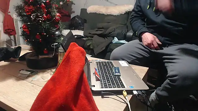 Snapshot of mikeythebestsucker chatting on December 24, 2024, 8:00 am mikeythebestsucker online show from December 24, 2024, 8:00 am