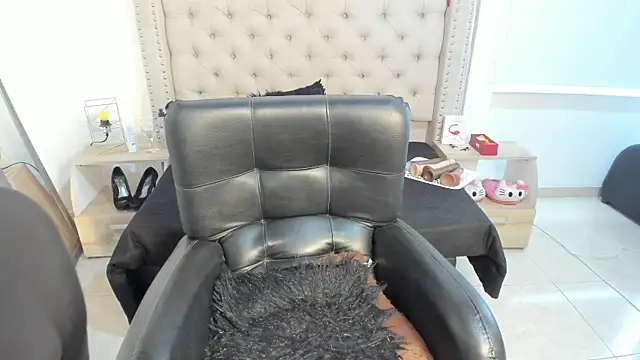 AngeleRoux online show from December 18, 2025, 3:49 pm