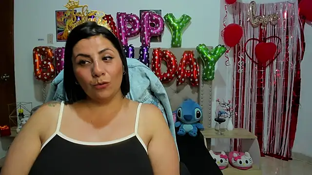 Snapshot of AngeleRoux chatting on February 21, 2025, 12:05 am AngeleRoux online show from February 21, 2025, 12:05 am