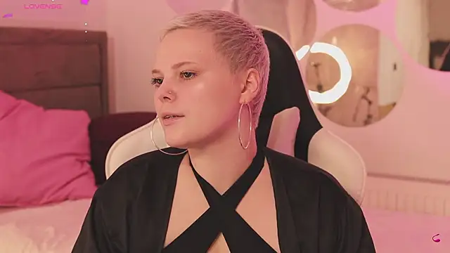 Snapshot of LikaBerry1 chatting on February 19, 2026, 11:18 am LikaBerry1 online show from February 19, 2026, 11:18 am