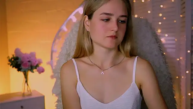 Snapshot of DeboraLarson chatting on September 14, 2025, 3:40 am DeboraLarson online show from September 14, 2025, 3:40 am