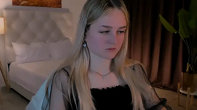 Snapshot of DeboraLarson chatting on October 15, 2025, 3:38 am DeboraLarson online show from October 15, 2025, 3:38 am