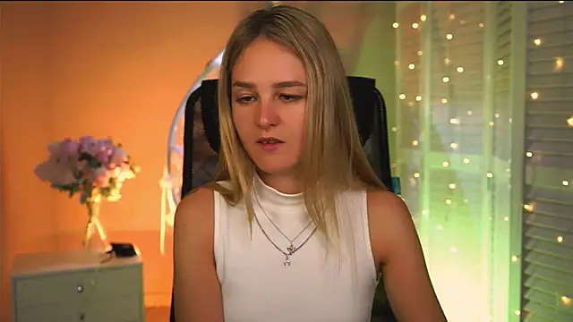 DeboraLarson online show from April 6, 2026, 3:13 am