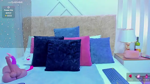 ashley  foxx  online show from October 28, 2025, 2:05 pm