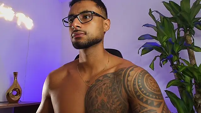 Snapshot of LiamGarcia1 chatting on December 17, 2025, 2:22 pm LiamGarcia1 online show from December 17, 2025, 2:22 pm