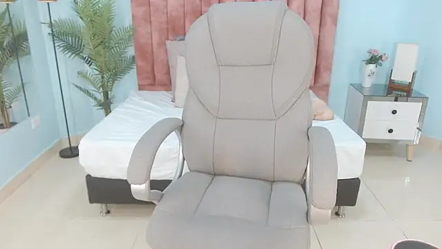 sussy leon online show from November 20, 2025, 3:51 am