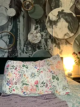 Laura Millf online show from November 13, 2025, 10:30 am