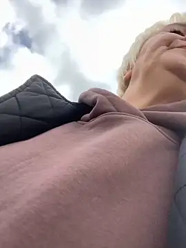 Laura Millf online show from October 3, 2025, 11:01 am