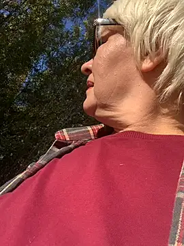 Laura Millf online show from October 7, 2025, 11:22 am