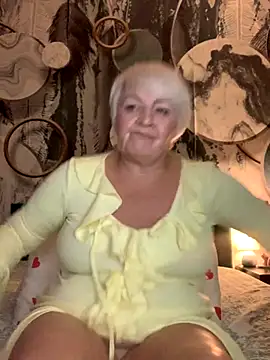 Laura Millf online show from November 7, 2025, 5:17 pm