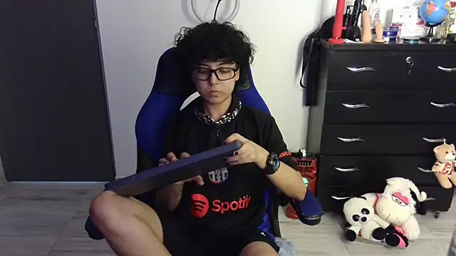 thomascooper7 online show from April 13, 2026, 7:07 pm