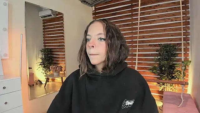 Sapphire Venuss online show from February 25, 2025, 11:37 pm