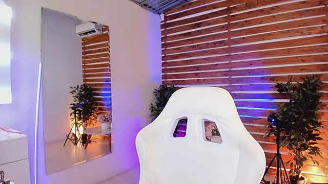 Sapphire Venuss online show from April 18, 2026, 12:46 am