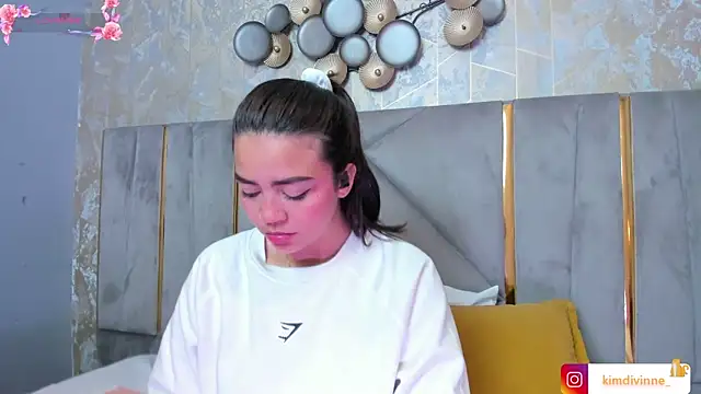 Snapshot of KimDevinne chatting on November 19, 2025, 2:00 am KimDevinne online show from November 19, 2025, 2:00 am