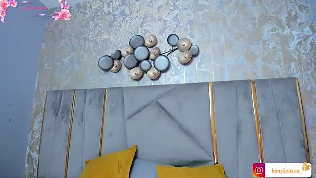 Snapshot of KimDevinne chatting on November 6, 2025, 2:37 am KimDevinne online show from November 6, 2025, 2:37 am