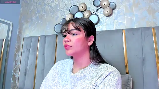 KimDevinne online show from December 19, 2025, 2:04 am