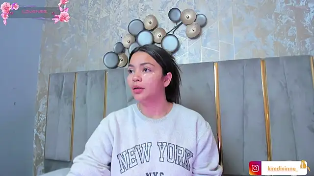 Snapshot of KimDevinne chatting on November 12, 2025, 2:37 am KimDevinne online show from November 12, 2025, 2:37 am