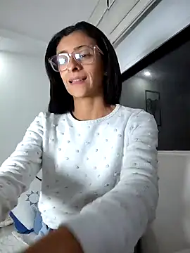 Snapshot of thedianakaro chatting on February 9, 2025, 4:36 am thedianakaro online show from February 9, 2025, 4:36 am