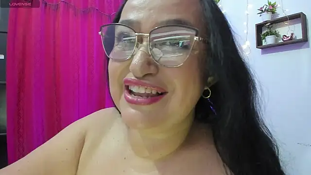 Snapshot of Gia_Nahomi chatting on November 17, 2025, 9:52 pm Gia Nahomi online show from November 17, 2025, 9:52 pm