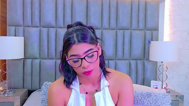 TiaraRosse online show from April 18, 2026, 12:29 pm