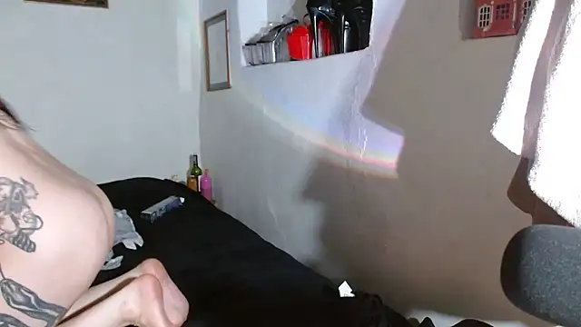 kittenlizz online show from October 18, 2025, 4:53 pm