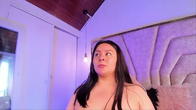 EmaJames25 online show from December 2, 2025, 7:15 pm