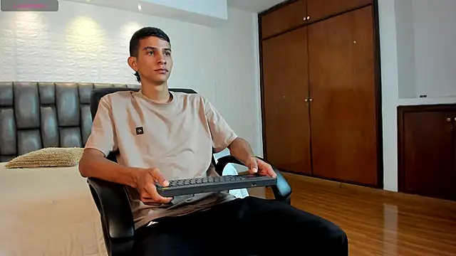 Aaron Scoot online show from April 14, 2026, 8:25 pm