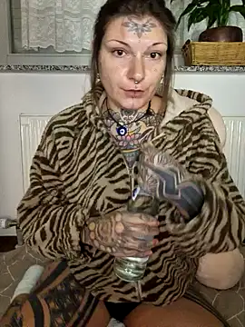 lizzardqueeen online show from November 22, 2025, 12:54 am