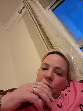 Snapshot of Bigbustedcurvylady chatting on May 15, 2026, 8:18 pm Bigbustedcurvylady online show from May 15, 2026, 8:18 pm