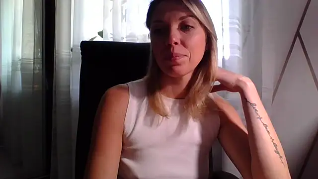 Snapshot of VelvetLove287 chatting on December 18, 2025, 8:08 am VelvetLove287 online show from December 18, 2025, 8:08 am