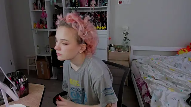 School Love online show from November 21, 2025, 7:07 am