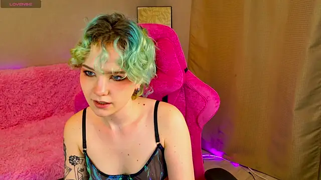 Snapshot of School_Love chatting on February 4, 2025, 1:38 pm School Love online show from February 4, 2025, 1:38 pm