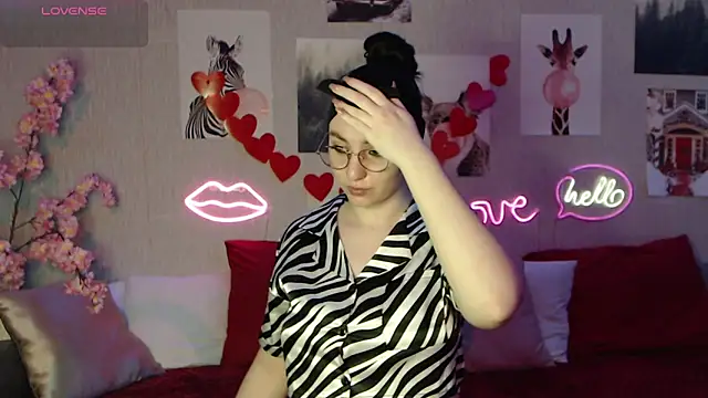 Snapshot of Fluffy_Tiffy chatting on February 15, 2025, 12:59 am Fluffy Tiffy online show from February 15, 2025, 12:59 am