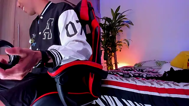 aldrinwhite online show from April 15, 2026, 10:43 pm