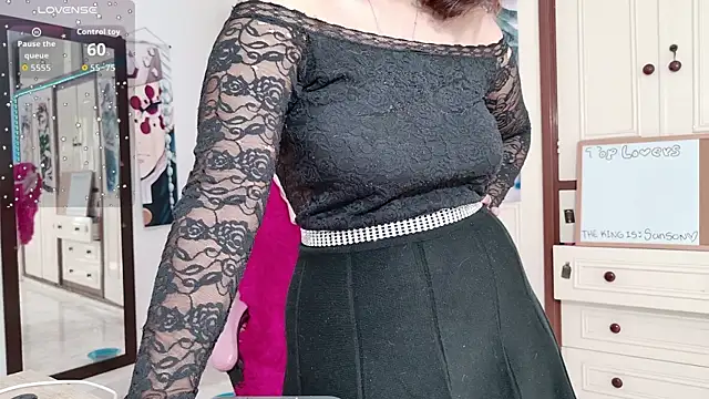 RoxaneEvans  online show from July 17, 2026, 8:06 pm