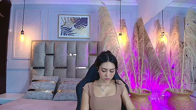 Snapshot of Emelie_Ch1 chatting on March 6, 2025, 5:24 am Emelie Ch1 online show from March 6, 2025, 5:24 am