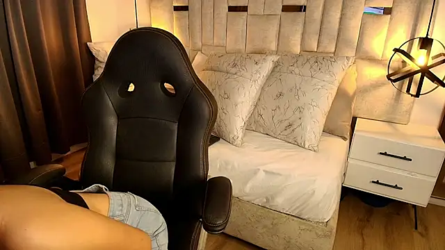 Snapshot of Emelie_Ch1 chatting on October 28, 2025, 11:36 pm Emelie Ch1 online show from October 28, 2025, 11:36 pm