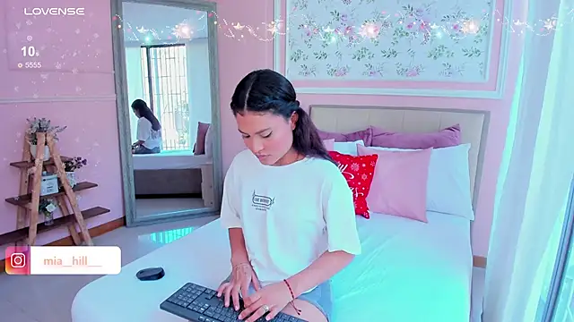 mia hilll online show from December 6, 2024, 5:49 pm