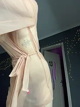 NickiLike online show from November 18, 2025, 7:28 pm