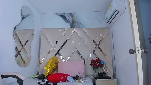 ninaht online show from September 22, 2025, 8:59 pm