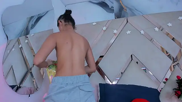 ninaht online show from September 15, 2025, 8:31 pm