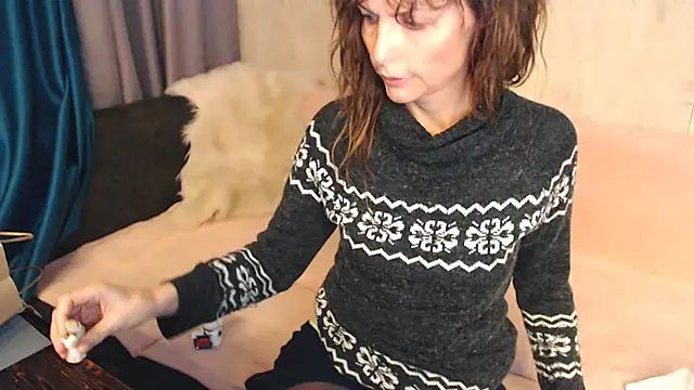 Elizabe th online show from October 7, 2025, 4:52 pm