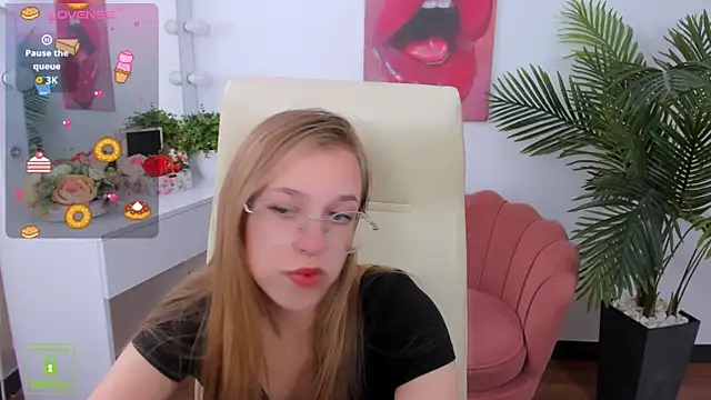 LayriantaVee online show from September 23, 2025, 6:42 am